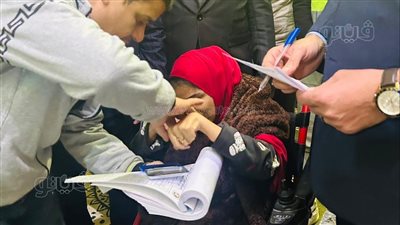 رؤساء لجان يساعدون ذوي الاحتياجات وكبار السن في ثالث أيام الانتخابات بالغربية