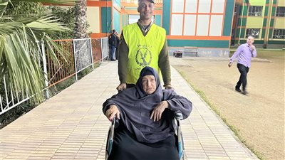 انتخابات الرئاسة 2024، عجوز تدلي بصوتها على كرسي متحرك بالبحيرة (فيديو)