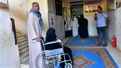 بالعكاز والكراسي المتحركة، كبار السن وذوو الهمم يشاركون في الانتخابات الرئاسية بالأقصر 