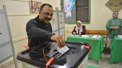 استمرار توافد المواطنين للإدلاء بأصواتهم في الساعات الأخيرة من الانتخابات بالدقي (صور)