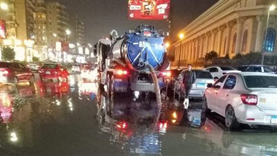 شركة الصرف تبدأ في سحب مياه الأمطار من شوارع القاهرة والجيزة