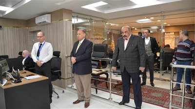 محافظ أسيوط: تأخر بدء الفرز في لجنتين بحي شرق لاستمرار التصويت بهما