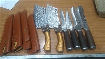 ضبط 5 ركاب بحوزتهم أسلحة بيضاء وطبنجة ومخدرات بمطار القاهرة (صور)