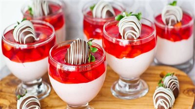 طريقة عمل طبقات بودينج الفانيليا بجيلي الفراولة