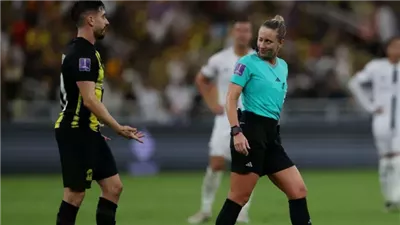 غمزة وابتسامة حكمة افتتاح مونديال الأندية للاعب الاتحاد تهز الوسط الرياضي وسمير عثمان مذهول (فيديو)