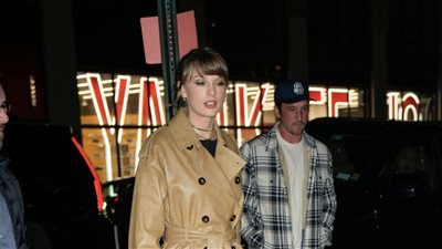 أول ظهور لتايلور سويفت بعد الهجوم عليها بسبب شخصية العام (صور)