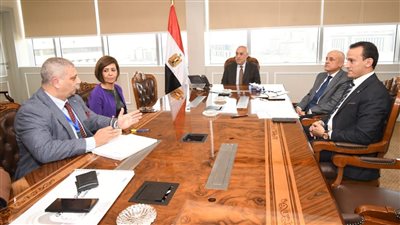 وزير الإسكان يستعرض تصميمات الفندق بمشروع تطوير منطقة سور مجري العيون