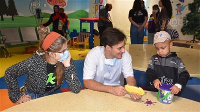 برعاية الكنيسة الإنجيلية، وفد أجنبى يدعم مرضى السرطان بأورمان الأقصر (صور)