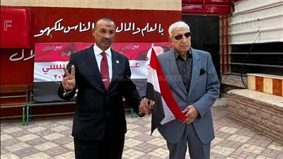 والد شهيد يدلي بصوته في مدرسة تحمل اسم نجله بمصر الجديدة (فيديو وصور)