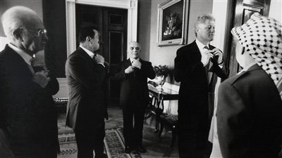  اتفاقية أوسلو تصل محطتها الأخيرة بعد 30 عاما على صورة مبارك الشهيرة.. نتنياهو يصفها يخطأ لن يتكرر.. وحماس تطالب السلطة الفلسطينية بالانسحاب منها 