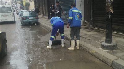 انتشار العاملين بالصرف الصحي في الإسكندرية لشفط مياه الأمطار