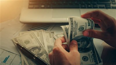 كارثة تنتظر الدولار الأمريكي، مسيرة هبوط المؤشر العالمي بحركة التداولات، وماذا يحدث في تعاملات العملة الخضراء؟