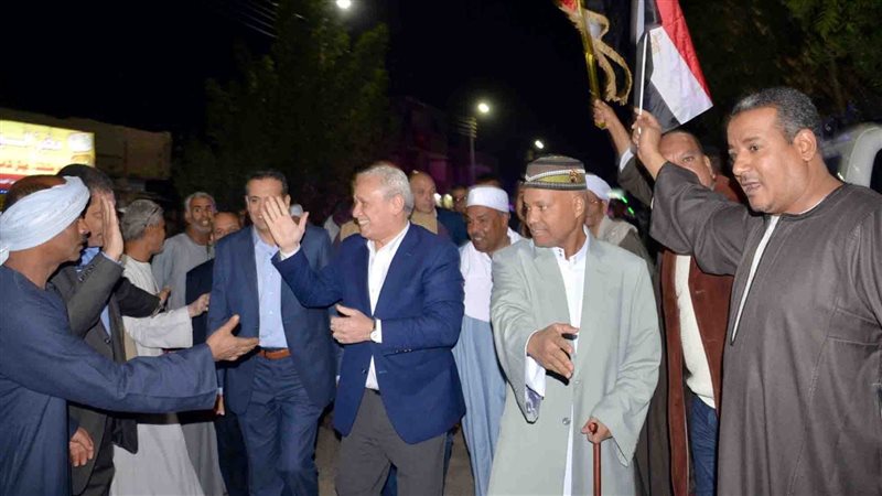 محافظ الأقصر أثناء