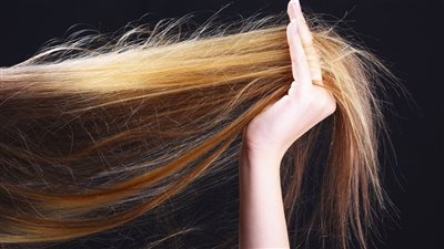 علاج الشعر المتقصف من الطبيعة، والنتيجة مبهرة