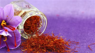 فوائد الزعفران للبشرة والشعر، يحل مشاكلهم في زمن قياسي