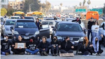يهود معارضون لحرب غزة يغلقون طريقا في لوس أنجلوس 