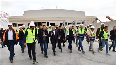 وزير النقل يتفقد مواقع العمل بمشرعي مونوريل شرق وغرب النيل