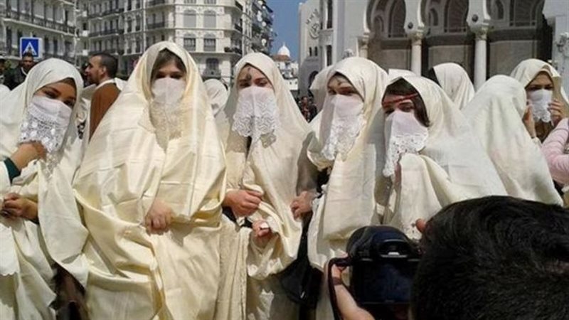 فتيات جزائريات، فيتو
