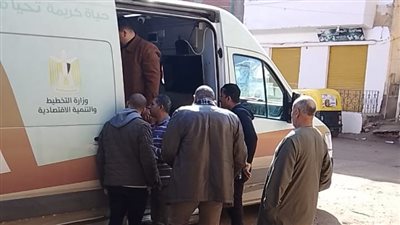 توافد المواطنين على سيارات الخدمات التكنولوجية المتنقلة بكوم حمادة