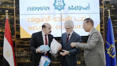 محافظ أسوان يلتقي بوفد الاتحاد الأوروبي ويستعرض الفرص الاستثمارية (صور)