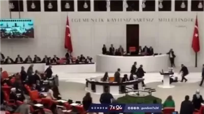 وفاة عضو برلمان تركي خلال كلمة انتقد فيها الحكومة (فيديو) 