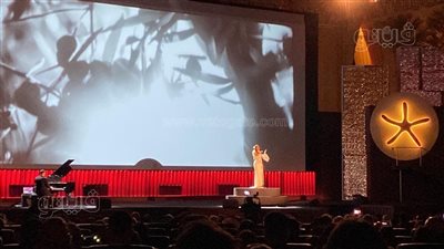 الفلسطينية إليانا تغني 