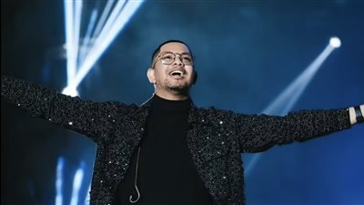 وفاة المغني البرازيلي بيدرو هنريكي أثناء غنائه على المسرح (فيديو)