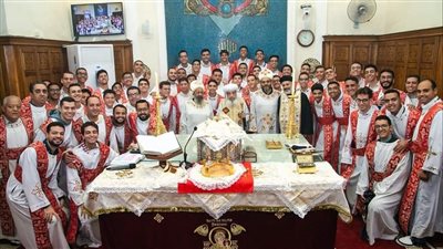 الأنبا دانيال يرسم شمامسة جدد لكنيسة العذراء بالمعادي