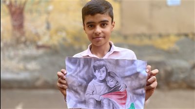 ماثيو الإنسان، طفل منياوي يعبر عن مأساة غزة برسم صور مؤثرة بالفحم 