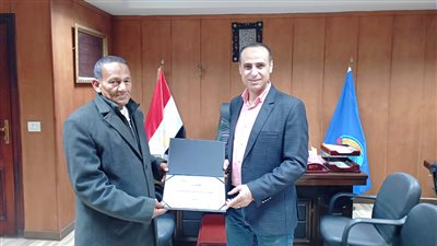 تكريم مدير إدارة العلاقات العامة للصحة بالبحيرة لبلوغه سن المعاش