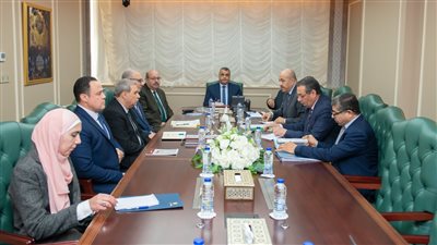وزير الإنتاج الحربي يتابع آخر مستجدات المشروعات ومناقشة رؤى التطوير بشركة الصيانة 