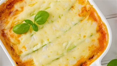 طريقة عمل الكوسة بالبشاميل واللحمة المفرومة والجبن، لذيذة وسهلة التحضير 