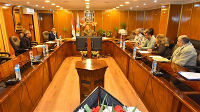 محافظ أسيوط يشدد على وضع برنامج زمني لمتابعة مشروعات الطرق