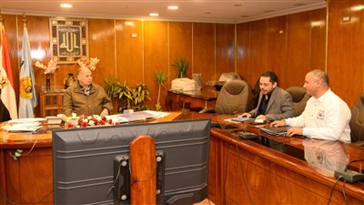 محافظ أسيوط يناقش موقف مشروعات البرنامج الوطني لإدارة المخلفات الصلبة 