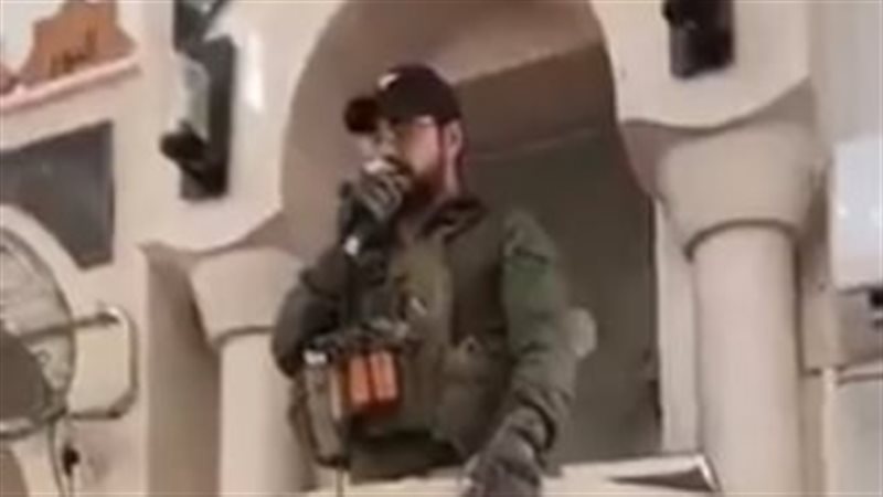 جندي غسرائيلي يدنس