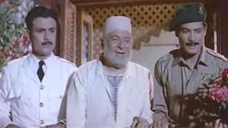 حسين رياض يتوسط ابنيه