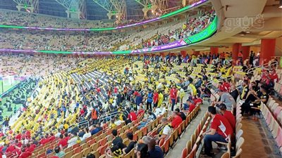 مشجع سعودي مرتديا قميص الفريقين: نصي اتحادي ونصي أهلاوي(فيديو)