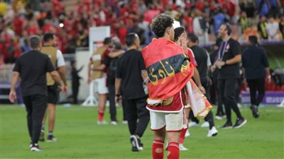 لاعبو الأهلي يحتفلون مع الجماهير على أنغام سطلانة (فيديو)