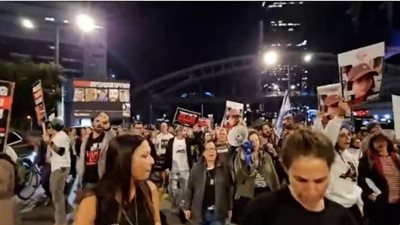 غليان في تل أبيب، تظاهرات أمام وزارة الدفاع بعد قتل جيش الاحتلال 3 رهائن بالخطأ (فيديو)