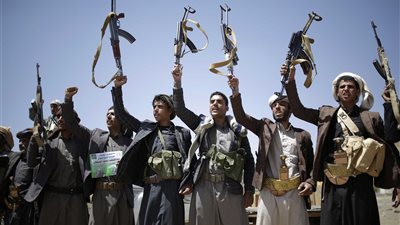 الحوثي تحذر السفن المرتبطة بإسرائيل من المرور بالبحر الأحمر