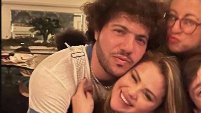 سيلينا جوميز تتجاهل هجوم الجمهور وتنشر صورة جديدة مع حبيبها