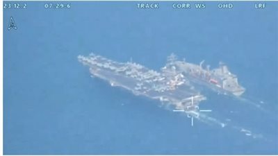 مشاهد من إخراج البحرية الإيرانية لأسطول حاملة طائرات أمريكية من الخليج العربي (فيديو)