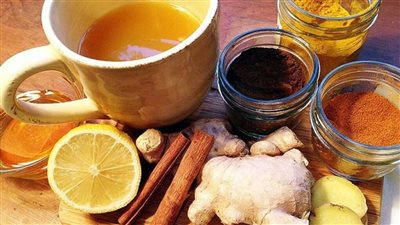 منها العسل والماء المالح، 8 طرق بسيطة للتخلص من الكحة