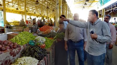 رئيس مدينة الأقصر يتفقد سوق الخضراوات ومجمع المواقف (صور)
