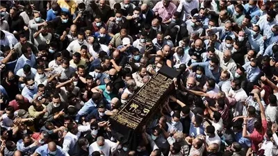 حكم رفع السبابة عند مرور الجنازة وأحاديث القيام عند رؤيتها