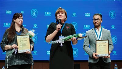 وزيرة الهجرة تهنئ أحد شباب مركز ميدسي بعد فوزه بالمسابقة الدولية للزعامة الشعبية