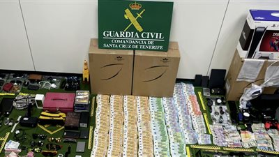 إيقاف 14 موظفا بمطار إسباني بسبب حقائب المسافربن