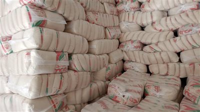 لاحتواء الأزمة، ضخ كميات كبيرة من السكر بالمجمعات الاستهلاكية والبقالين والتموينيين بـ 27 جنيها