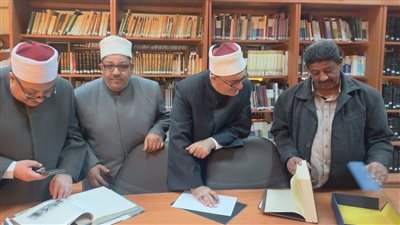 أمين البحوث الإسلامية ورئيس قطاع المعاهد يتفقدان المكتبة الأزهرية بالقرنة (صور)