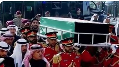 لحظة بكاء الشيخ مشعل الأحمد الصباح أثناء تشييع جثمان أمير الكويت الراحل